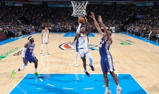  恩比德复出76人终结连败  