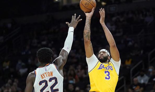  浓眉哥伤愈归来湖人双加时险胜掘金显韧性