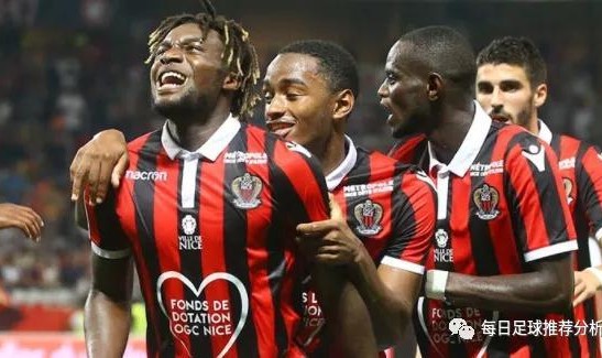  斯特拉斯堡vs尼斯爆发大规模冲突，多人染红被罚下  